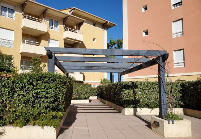 Studio in Fréjus - Port FREJUS Studio with sleeping area of 30 m2 for 2 Adults 2 Children with quiet balcony on the garden side Studio in Fréjus - Port FREJUS Studio with sleeping area of 30 m2 for 2 Adults 2 Children with quiet balcony on the garden side