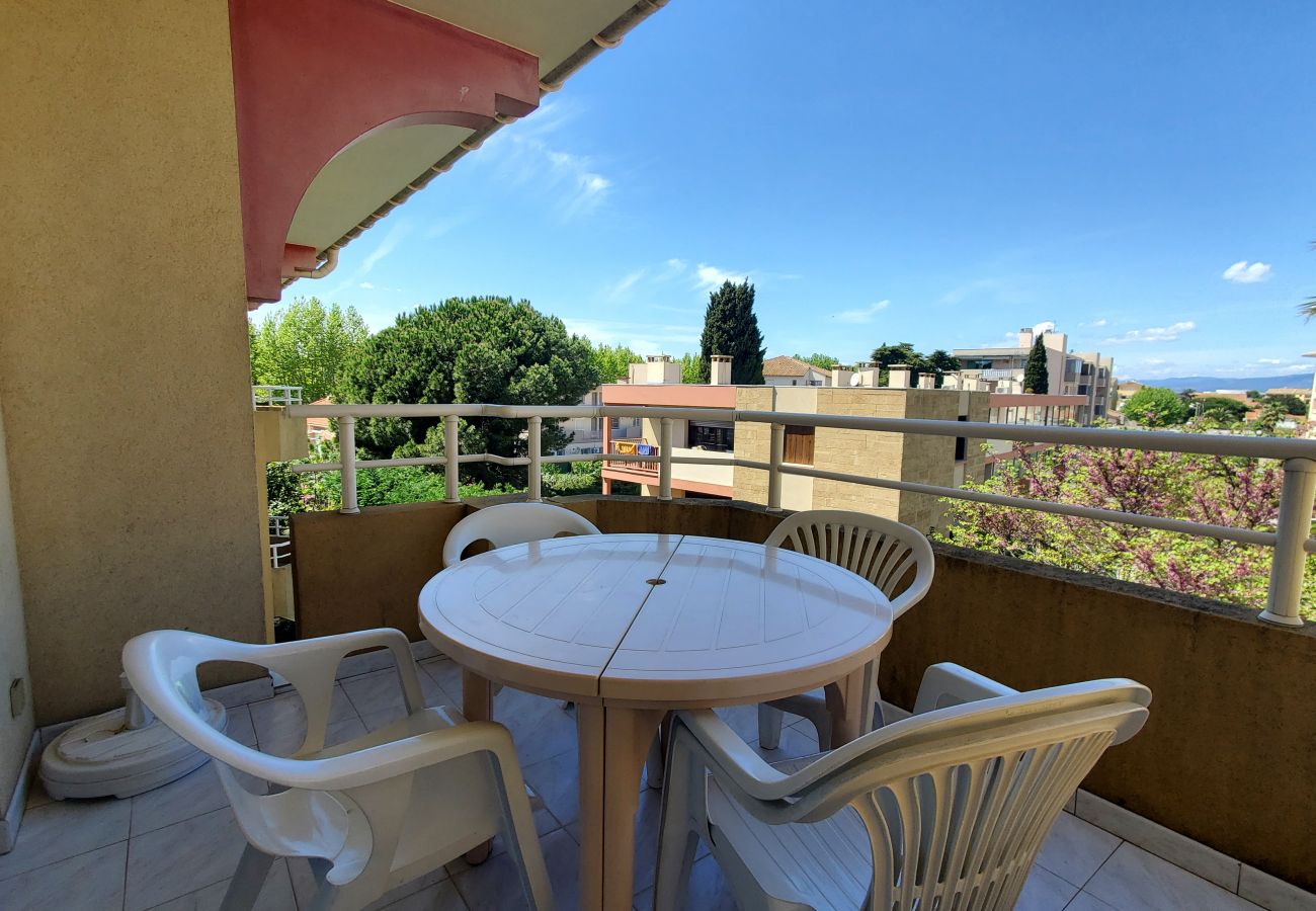 Studio in Fréjus - Port FREJUS Studio with sleeping area of ​​30 m2 for 2 Adults 2 Children with quiet balcony on the garden side