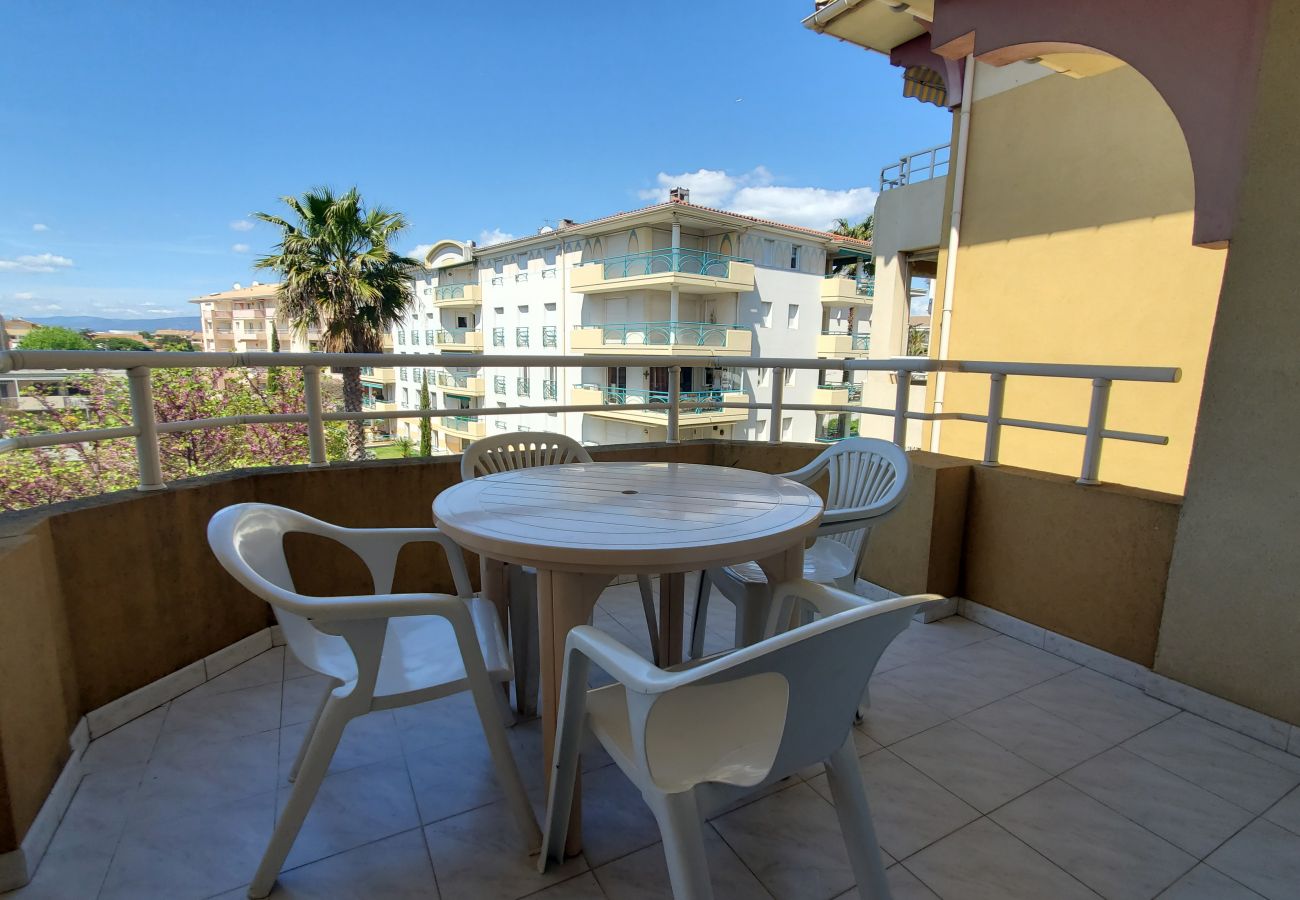 Studio in Fréjus - Port FREJUS Studio with sleeping area of ​​30 m2 for 2 Adults 2 Children with quiet balcony on the garden side