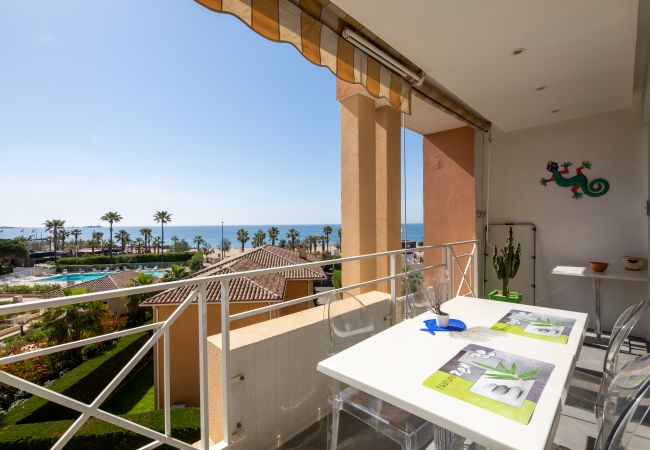 Apartment in Fréjus - Port FREJUS T3 70m2 double garage Sea view Direct access to the beach Swimming pool A dream stay for 4 privileged people