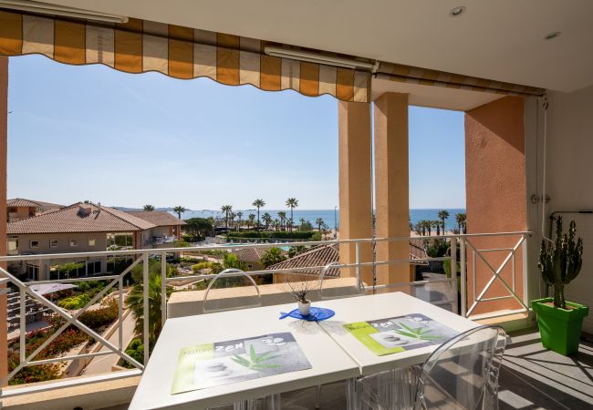 Apartment in Fréjus - Port FREJUS T3 70m2 double garage Sea view Direct access to the beach Swimming pool A dream stay for 4 privileged people Apartment in Fréjus - Port FREJUS T3 70m2 double garage Sea view Direct access to the beach Swimming pool A dream stay for 4 privileged people