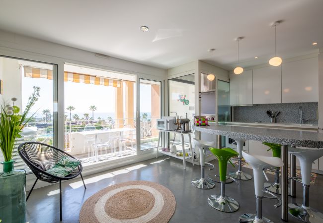 Apartment in Fréjus - Port FREJUS T3 70m2 double garage Sea view Direct access to the beach Swimming pool A dream stay for 4 privileged people Apartment in Fréjus - Port FREJUS T3 70m2 double garage Sea view Direct access to the beach Swimming pool A dream stay for 4 privileged people