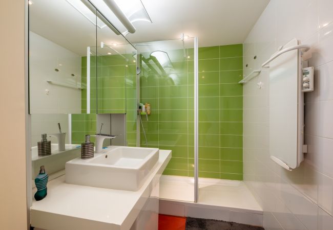 Apartment in Fréjus - Port FREJUS T3 70m2 double garage Sea view Direct access to the beach Swimming pool A dream stay for 4 privileged people Apartment in Fréjus - Port FREJUS T3 70m2 double garage Sea view Direct access to the beach Swimming pool A dream stay for 4 privileged people