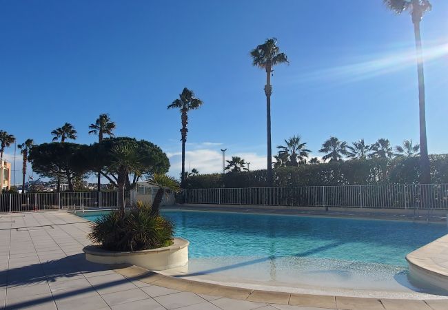 Apartment in Fréjus - Port FREJUS T3 70m2 double garage Sea view Direct access to the beach Swimming pool A dream stay for 4 privileged people