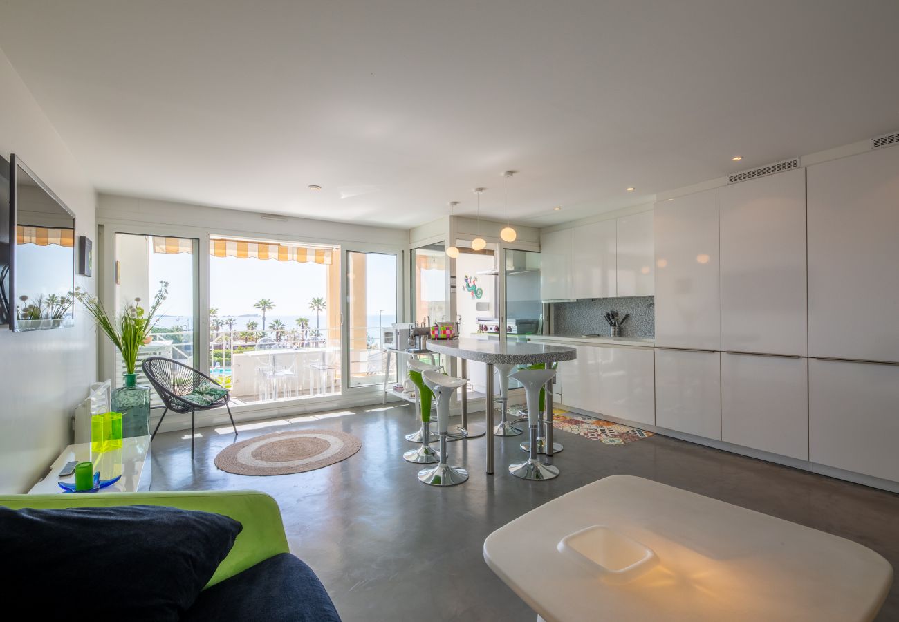 Apartment in Fréjus - Port FREJUS T3 70m2 double garage Sea view Direct access to the beach Swimming pool A dream stay for 4 privileged people
