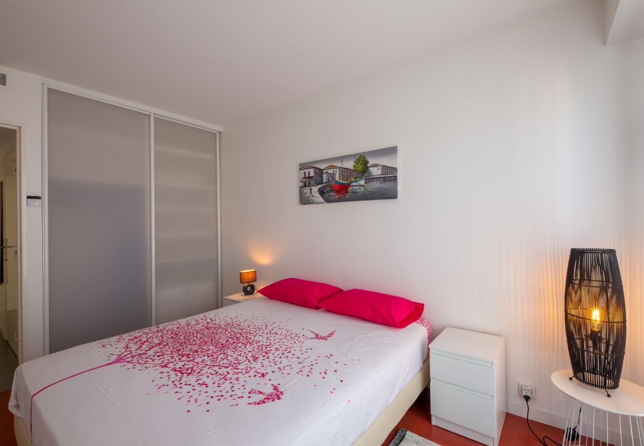Apartment in Fréjus - Port FREJUS T3 70m2 double garage Sea view Direct access to the beach Swimming pool A dream stay for 4 privileged people