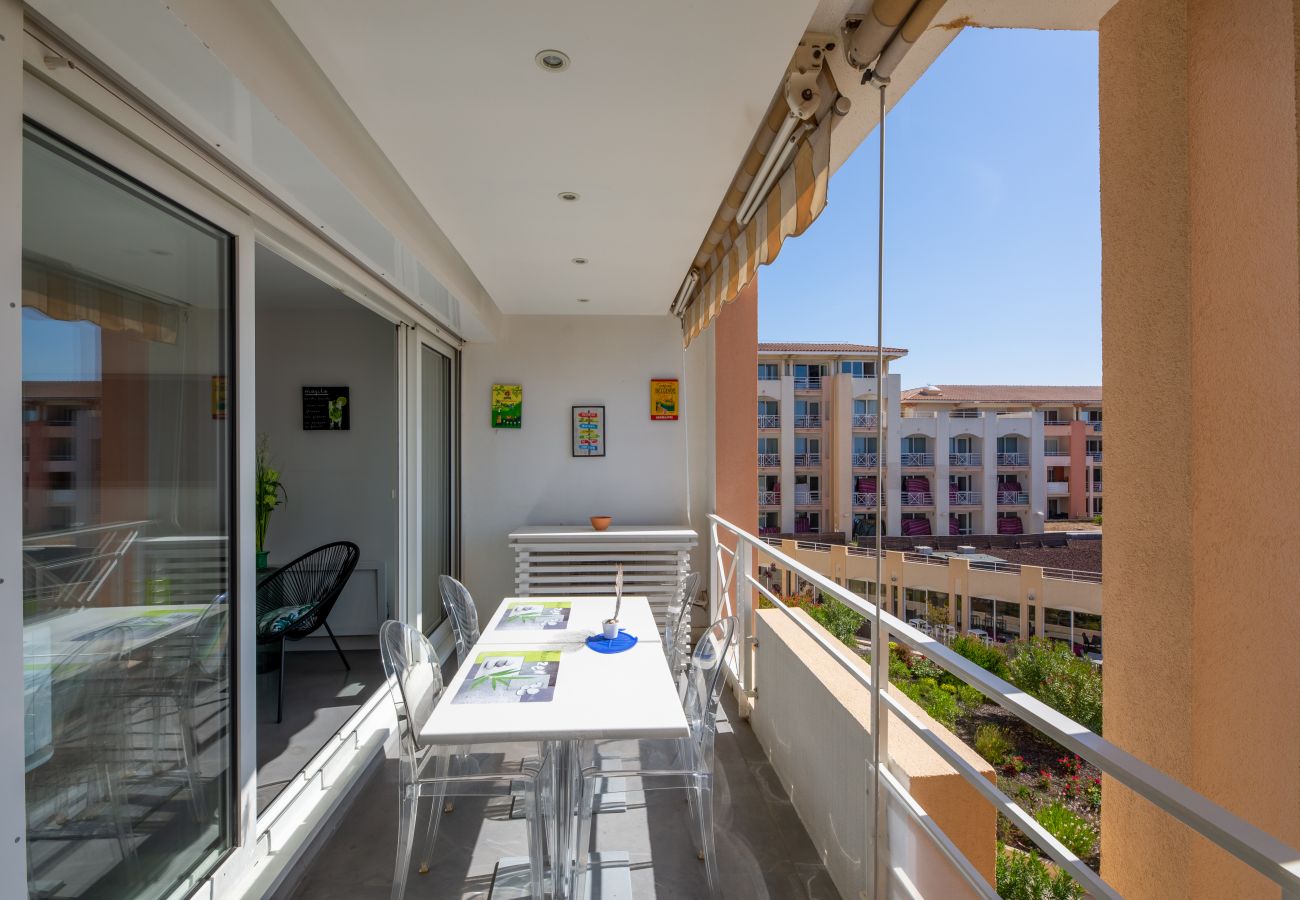 Apartment in Fréjus - Port FREJUS T3 70m2 double garage Sea view Direct access to the beach Swimming pool A dream stay for 4 privileged people