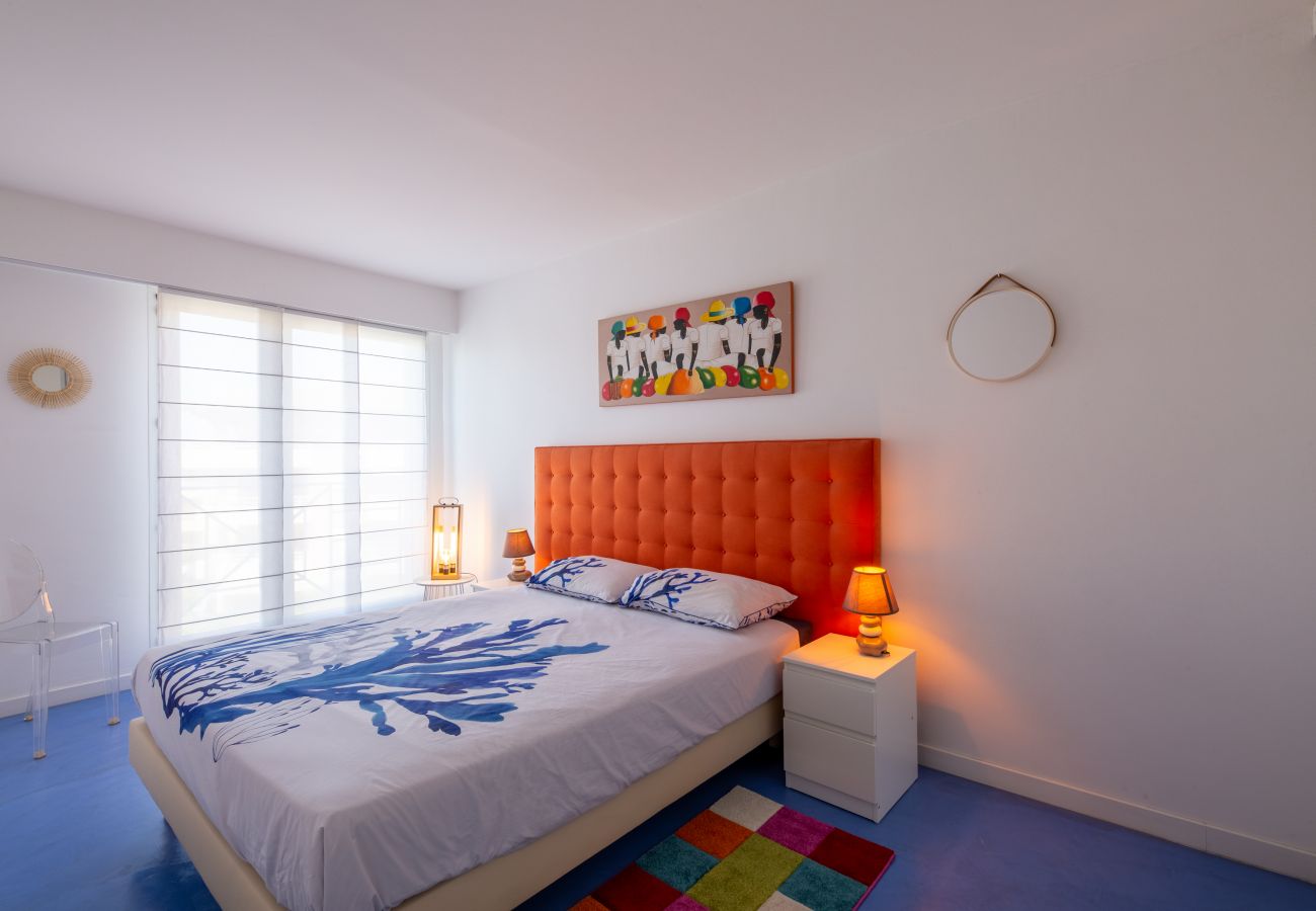 Apartment in Fréjus - Port FREJUS T3 70m2 double garage Sea view Direct access to the beach Swimming pool A dream stay for 4 privileged people