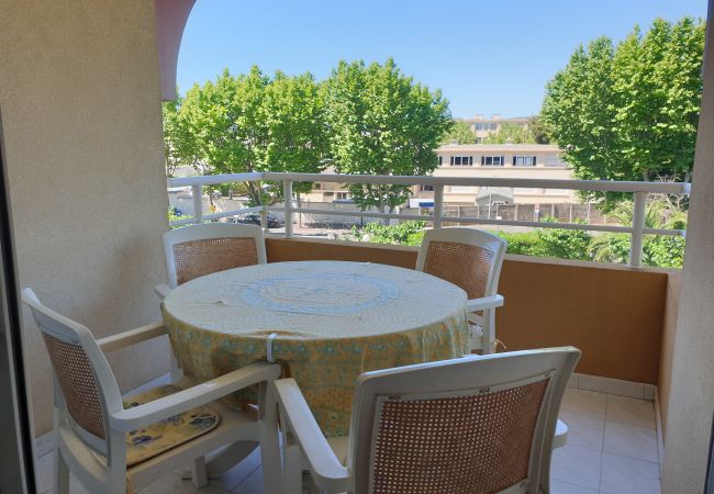  in Fréjus - Port Fréjus 100m from the beaches and the Base Nature, studio 23 m2, sleeps 4, balcony private parking