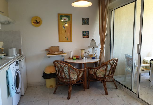 Studio in Fréjus - Port Fréjus 100m from the beaches and the Base Nature, studio 23 m2, sleeps 4, balcony private parking Studio in Fréjus - Port Fréjus 100m from the beaches and the Base Nature, studio 23 m2, sleeps 4, balcony private parking
