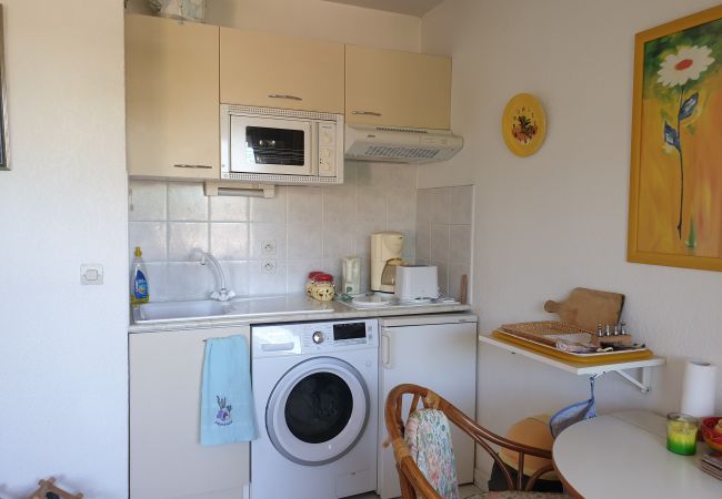 Studio in Fréjus - Port Fréjus 100m from the beaches and the Base Nature, studio 23 m2, sleeps 4, balcony private parking Studio in Fréjus - Port Fréjus 100m from the beaches and the Base Nature, studio 23 m2, sleeps 4, balcony private parking