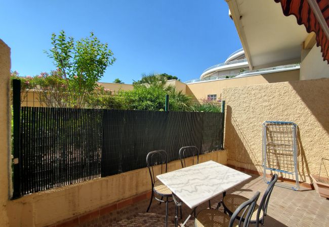 Apartment in Fréjus - FREJUS PLAGE 50m from the seafront and beaches, 32m2 duplex with terrace for 2 people