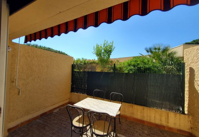 Apartment in Fréjus - FREJUS PLAGE 50m from the seafront and beaches, 32m2 duplex with terrace for 2 people