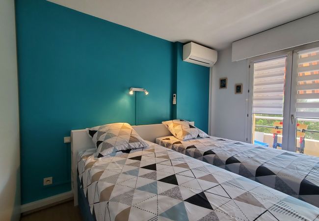 Apartment in Fréjus - LA MIOUGRA NO Fréjus-Plage: Superb T2, 47 m2 air-conditioned, wifi/fiber box, 200 m from the beaches, pool and garden view, parking