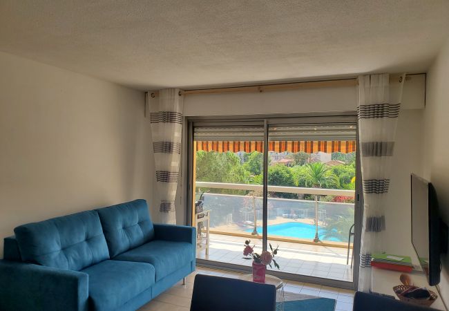 Apartment in Fréjus - LA MIOUGRA NO Fréjus-Plage: Superb T2, 47 m2 air-conditioned, wifi/fiber box, 200 m from the beaches, pool and garden view, parking