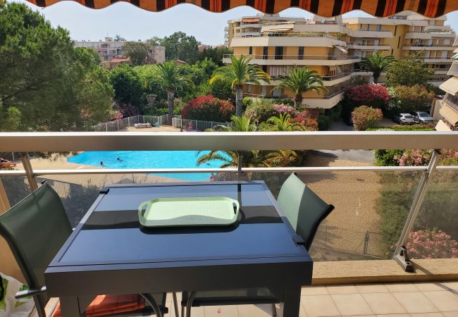 Apartment in Fréjus - LA MIOUGRA NO Fréjus-Plage: Superb T2, 47 m2 air-conditioned, wifi/fiber box, 200 m from the beaches, pool and garden view, parking