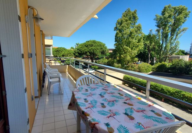 Apartment in Fréjus - MIOUGRANO Pretty T2 air-conditioned 4 people 300m Beach, with balcony, swimming pool, and underground parking