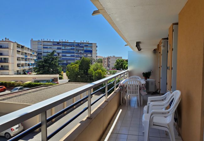 Apartment in Fréjus - MIOUGRANO Pretty T2 air-conditioned 4 people 300m Beach, with balcony, swimming pool, and underground parking