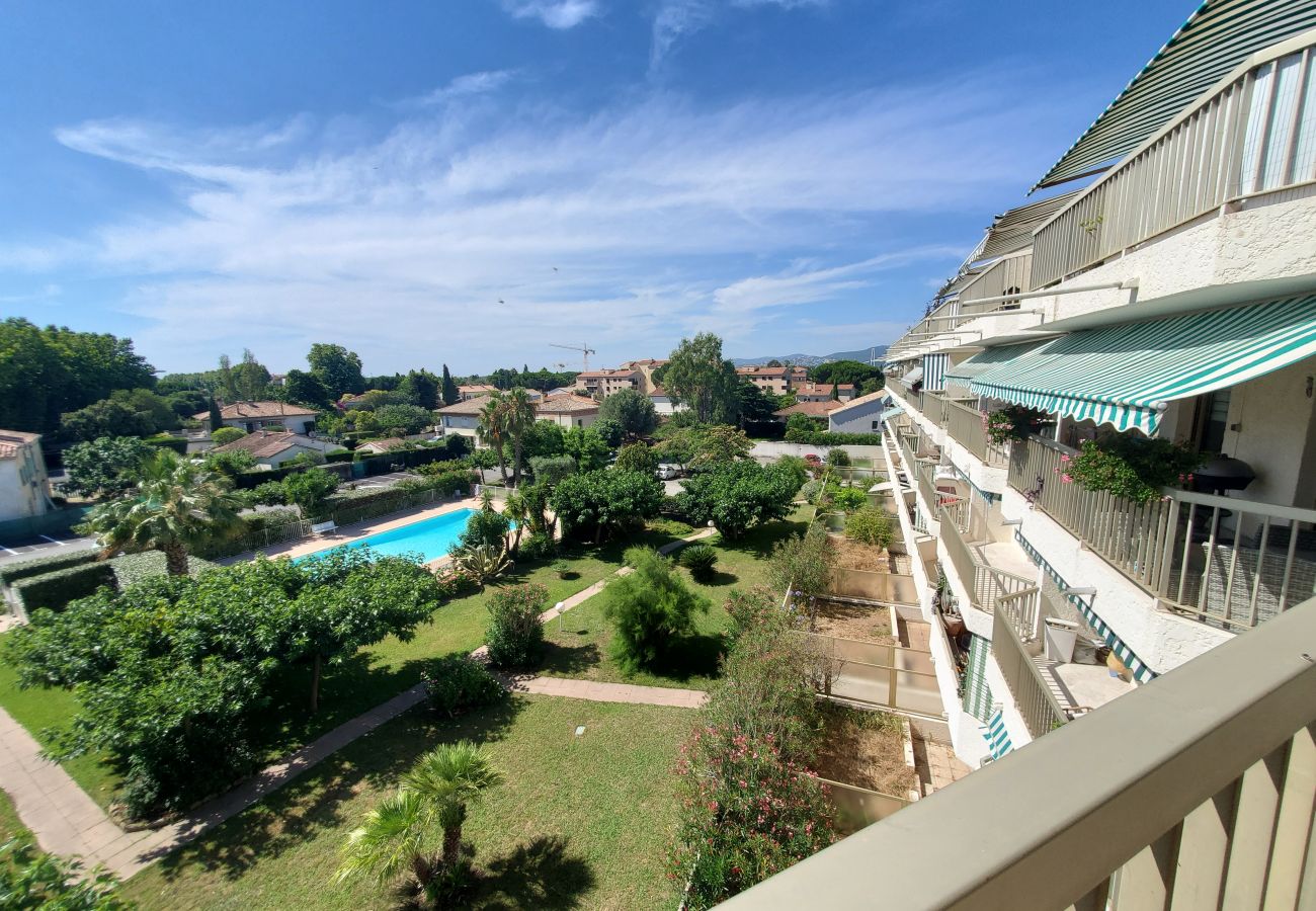 Apartment in Fréjus - Fréjus: Large air-conditioned apartment of 95m2 for 6 people in a residence with swimming pool less than 2km from the beaches