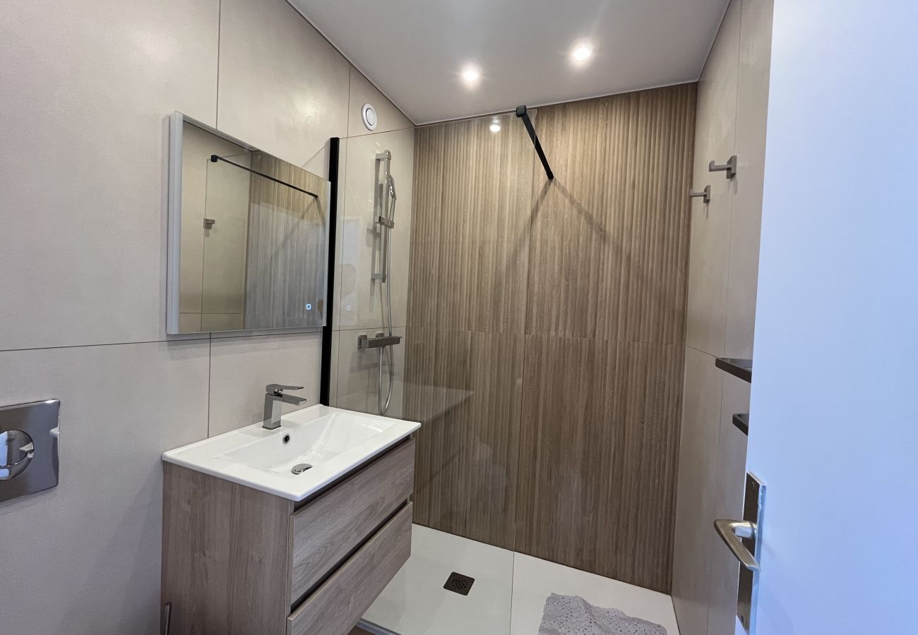 Apartment in Fréjus - Fréjus Plage, 10th floor, 1-bedroom apartment (sleeps 4), 180° panoramic sea view – 1 bedroom – parking.