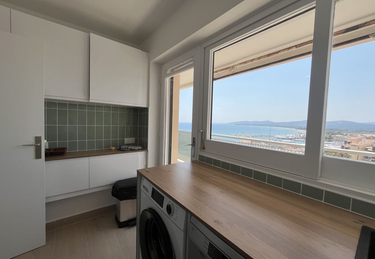 Apartment in Fréjus - Fréjus Plage, 10th floor, 1-bedroom apartment (sleeps 4), 180° panoramic sea view – 1 bedroom – parking.
