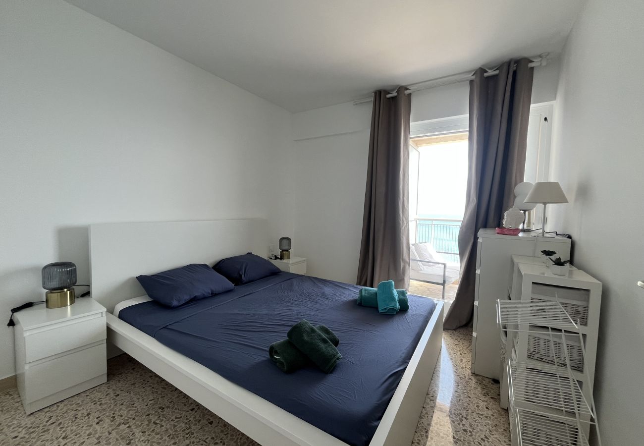 Apartment in Fréjus - Fréjus Plage, 10th floor, 1-bedroom apartment (sleeps 4), 180° panoramic sea view – 1 bedroom – parking.