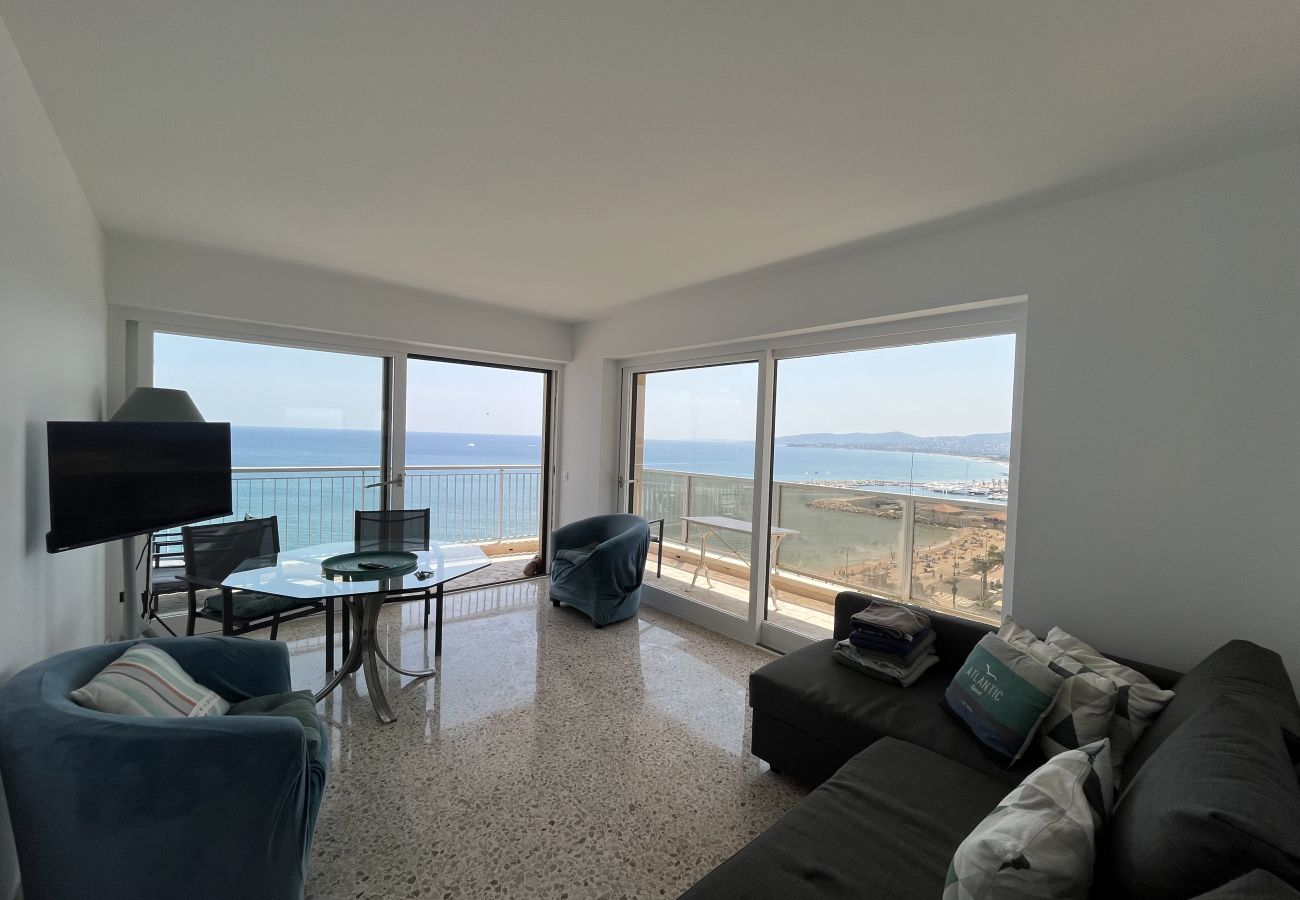 Apartment in Fréjus - Fréjus Plage, 10th floor, 1-bedroom apartment (sleeps 4), 180° panoramic sea view – 1 bedroom – parking.