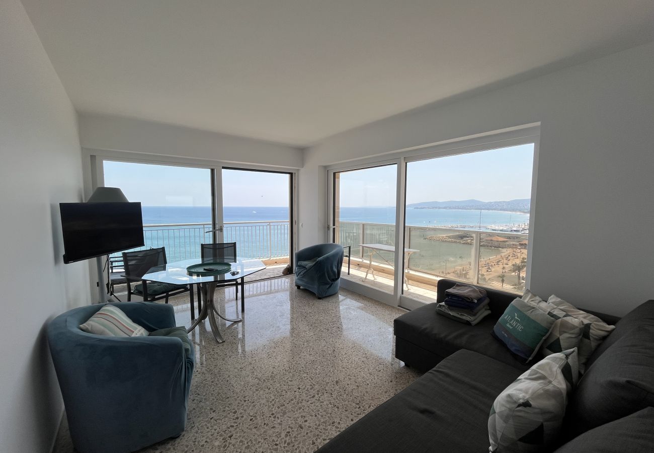 Apartment in Fréjus - Fréjus Plage, 10th floor, 1-bedroom apartment (sleeps 4), 180° panoramic sea view – 1 bedroom – parking.