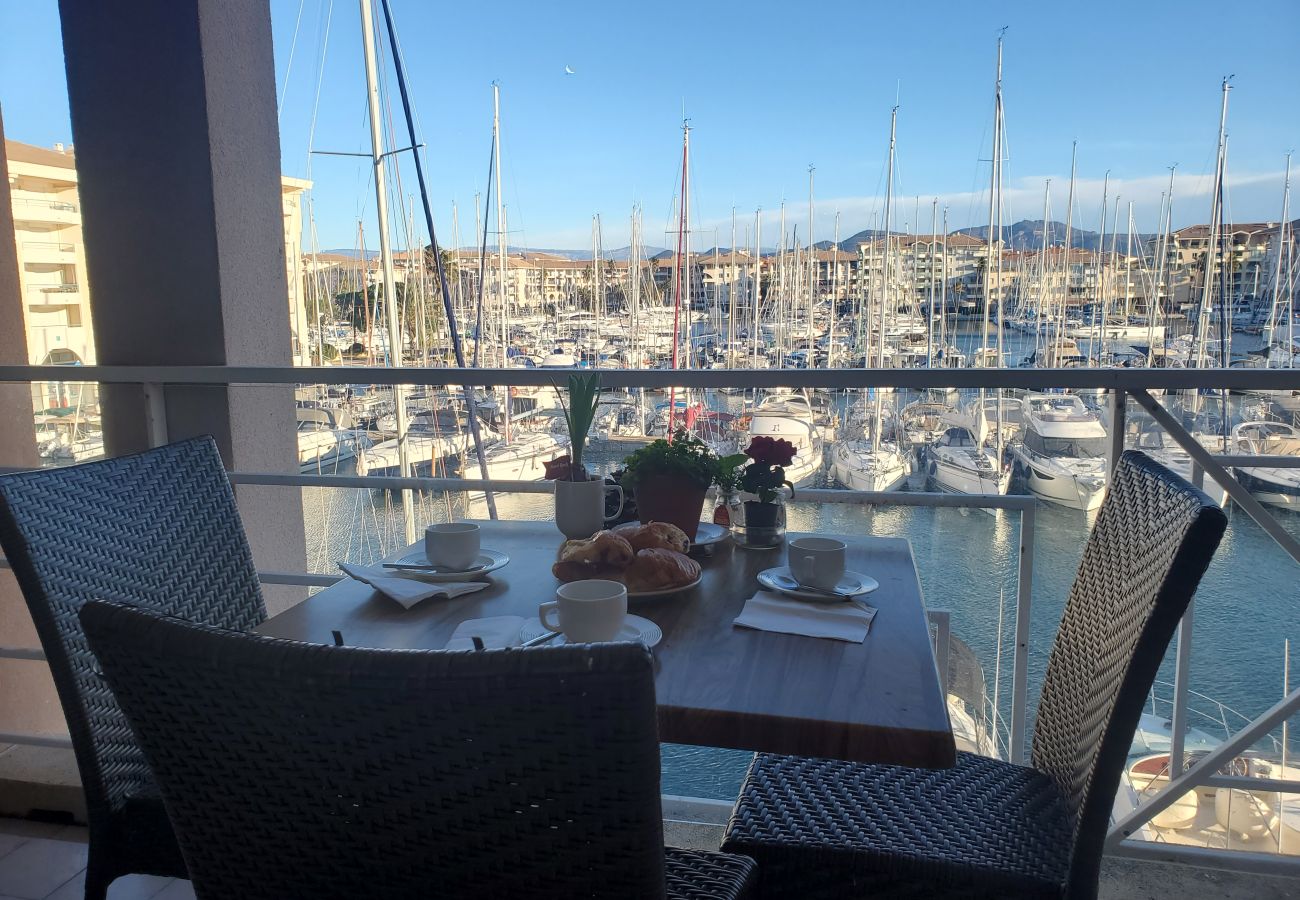 Studio in Fréjus - Cap Hermès Studio Port View 31m2 air-conditioned WIFI 3 people swimming pool beaches parking