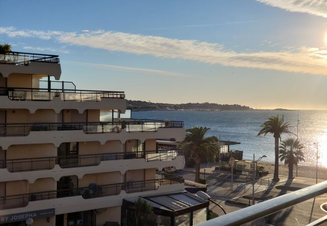 Apartment in Fréjus - FREJUS PLAGE T2 Mediterranee 50m2 air-conditioned Sea View Wifi 50m from the beaches 4 People