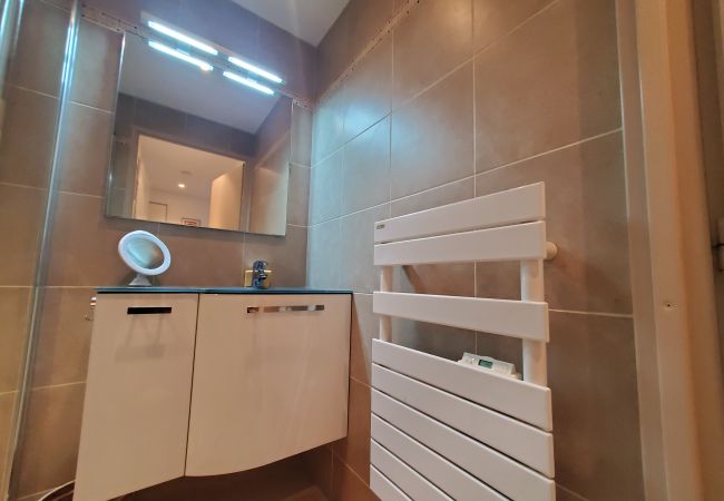 Apartment in Fréjus - Port Fréjus EAST limit Fréjus Plage Le Capitole T2 35m2 Air Conditioned Balcony Sea View Wifi Parking 4 People Apartment in Fréjus - Port Fréjus EAST limit Fréjus Plage Le Capitole T2 35m2 Air Conditioned Balcony Sea View Wifi Parking 4 People