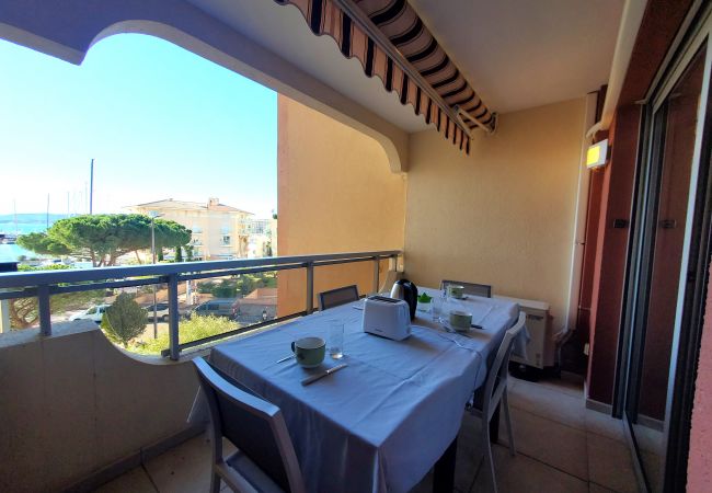  in Fréjus - Port Fréjus EAST limit Fréjus Plage Le Capitole T2 35m2 Air Conditioned Balcony Sea View Wifi Parking 4 People