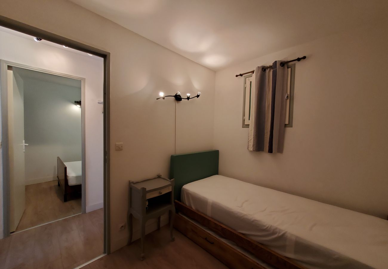 Apartment in Saint Raphael - Saint-Raphael, La Péguière, 2 small bedrooms, 32m2, sleeps 4, terrace, garden and parking near the beach