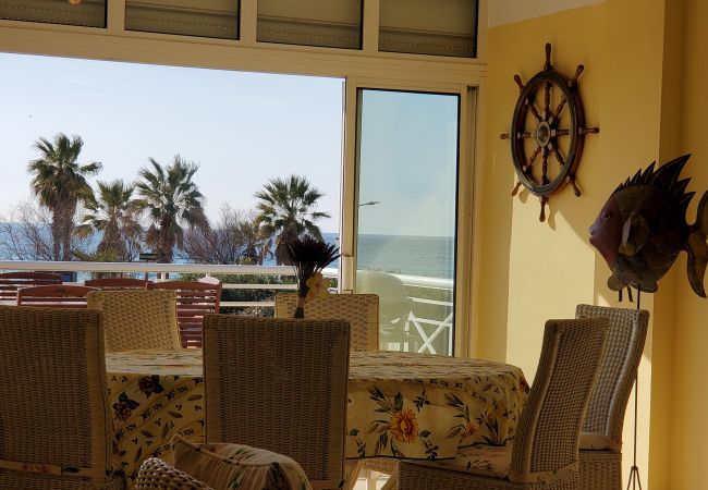 Apartment in Fréjus - Port Fréjus limit base nature 1st floor villa capacity 8/9 people, 4 bedrooms including 3 parental suites air-conditioned, terrace, parking, sea view direct access to the beach