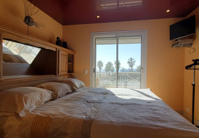 Apartment in Fréjus - Port Fréjus limit base nature 1st floor villa capacity 8/9 people, 4 bedrooms including 3 parental suites air-conditioned, terrace, parking, sea view direct access to the beach