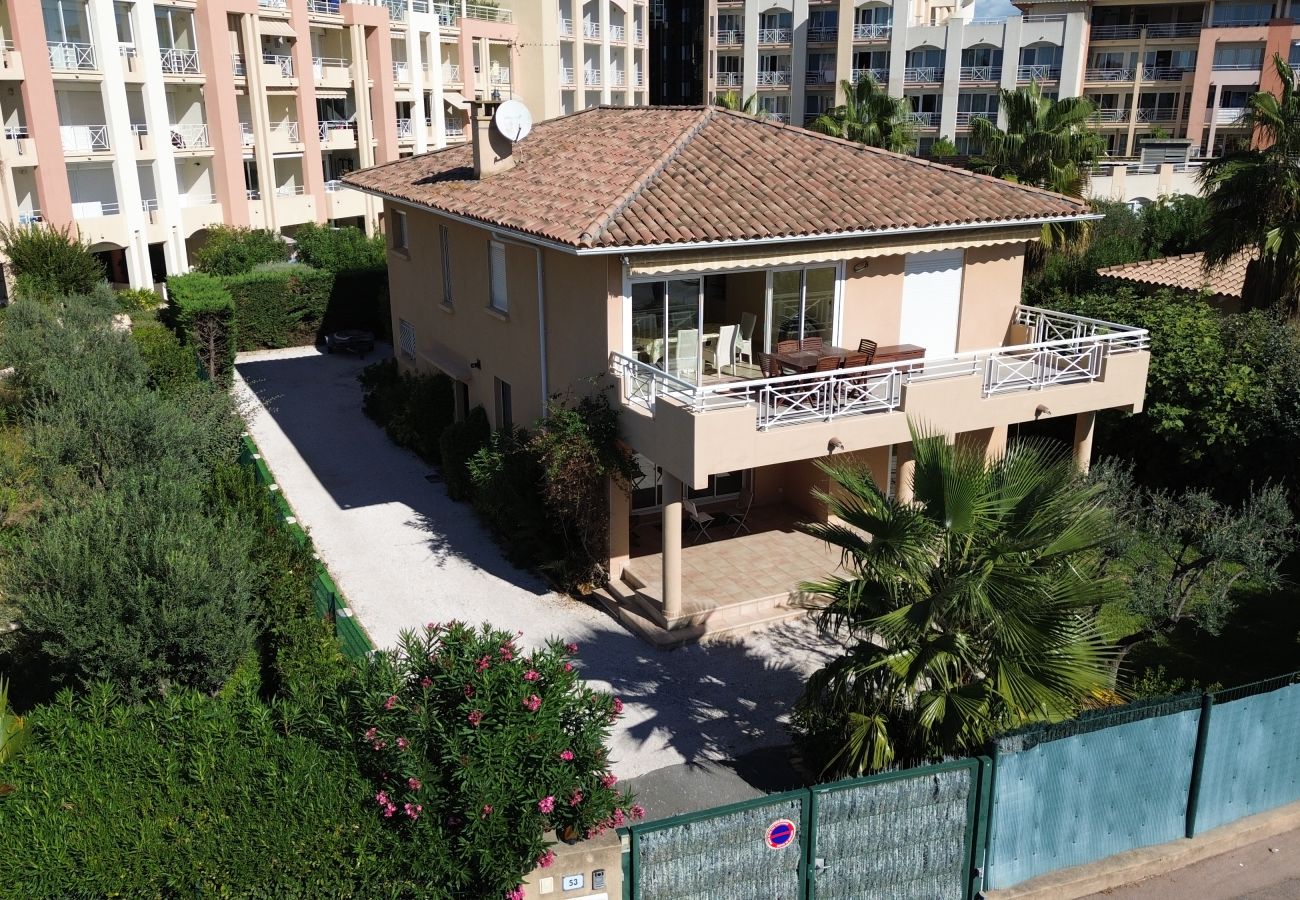 Apartment in Fréjus - Port Fréjus limit base nature 1st floor villa capacity 8/9 people, 4 bedrooms including 3 parental suites air-conditioned, terrace, parking, sea view direct access to the beach
