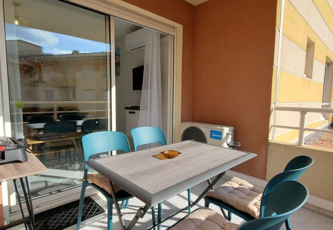  in Fréjus - PORT Fréjus Les Rives Latines B, studio cabin 30m2, 2 adults, 2 children, air-conditioned balcony and closed box 100 m from the beach