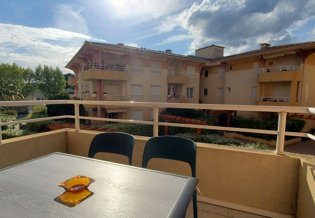 Studio in Fréjus - PORT Fréjus Les Rives Latines B, studio cabin 30m2, 2 adults, 2 children, air-conditioned balcony and closed box 100 m from the beach