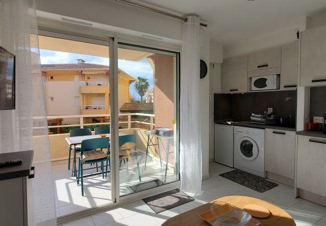 Studio in Fréjus - PORT Fréjus Les Rives Latines B, studio cabin 30m2, 2 adults, 2 children, air-conditioned balcony and closed box 100 m from the beach