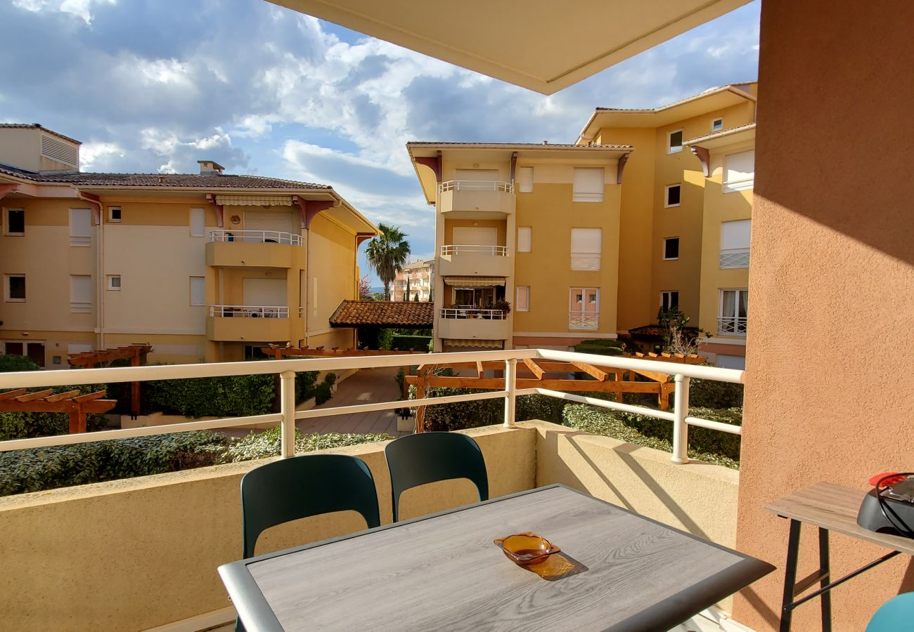 Studio in Fréjus - PORT Fréjus Les Rives Latines B, studio cabin 30m2, 2 adults, 2 children, air-conditioned balcony and closed box 100 m from the beach