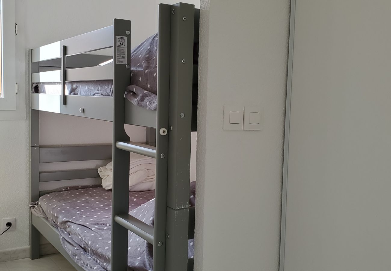 Studio in Fréjus - PORT Fréjus Les Rives Latines B, studio cabin 30m2, 2 adults, 2 children, air-conditioned balcony and closed box 100 m from the beach