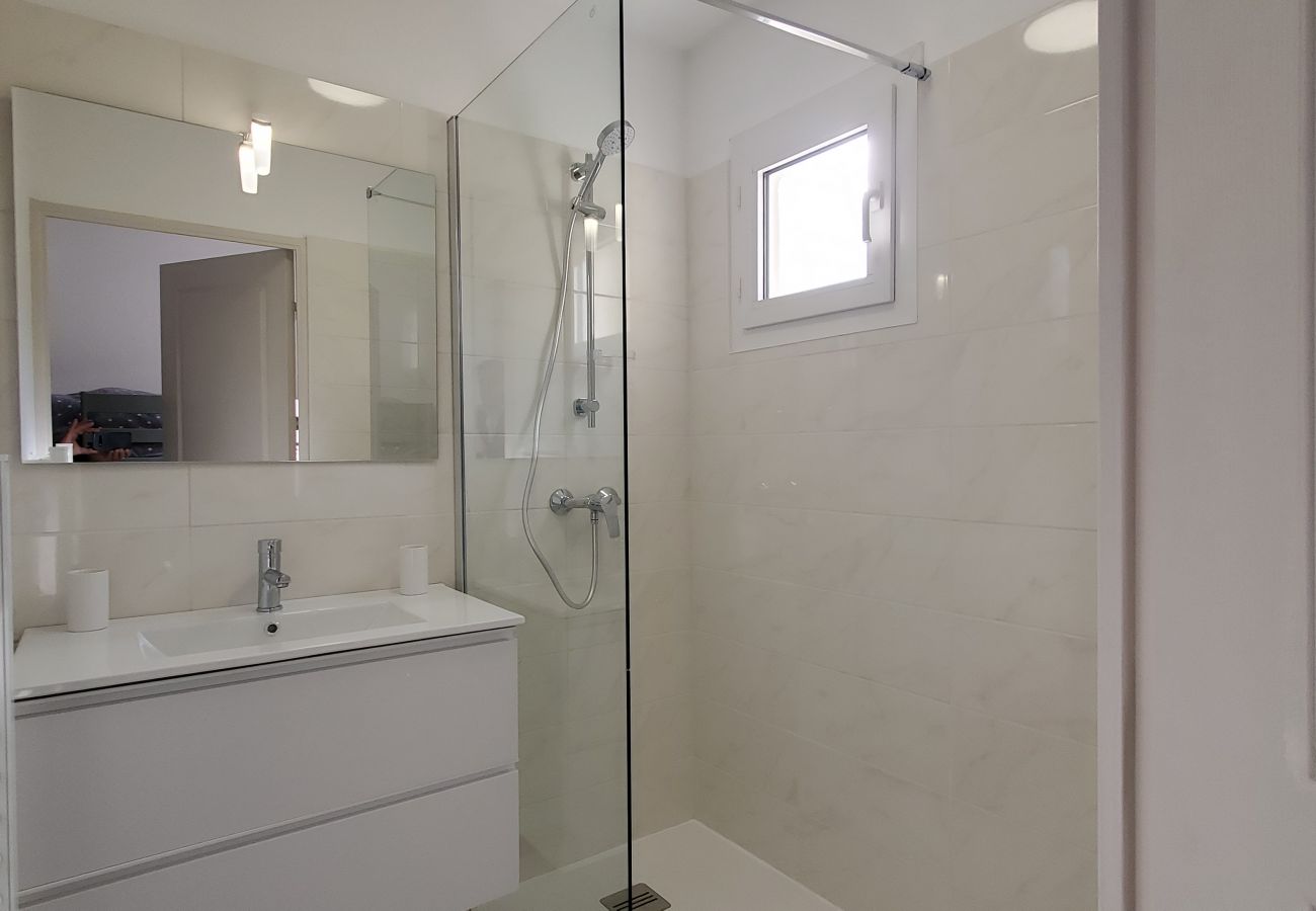 Studio in Fréjus - PORT Fréjus Les Rives Latines B, studio cabin 30m2, 2 adults, 2 children, air-conditioned balcony and closed box 100 m from the beach