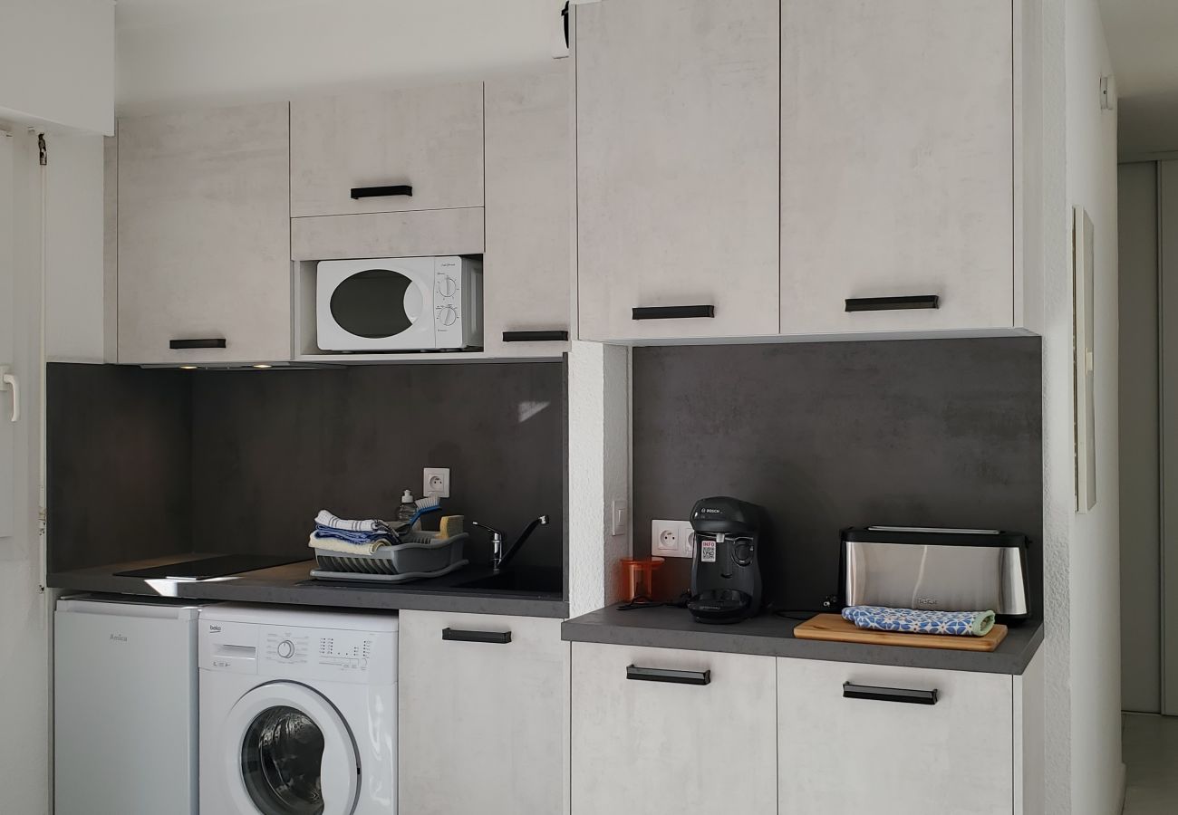Studio in Fréjus - PORT Fréjus Les Rives Latines B, studio cabin 30m2, 2 adults, 2 children, air-conditioned balcony and closed box 100 m from the beach