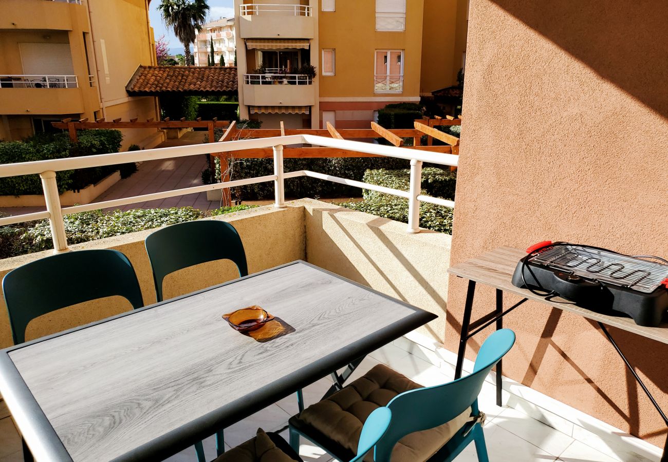 Studio in Fréjus - PORT Fréjus Les Rives Latines B, studio cabin 30m2, 2 adults, 2 children, air-conditioned balcony and closed box 100 m from the beach