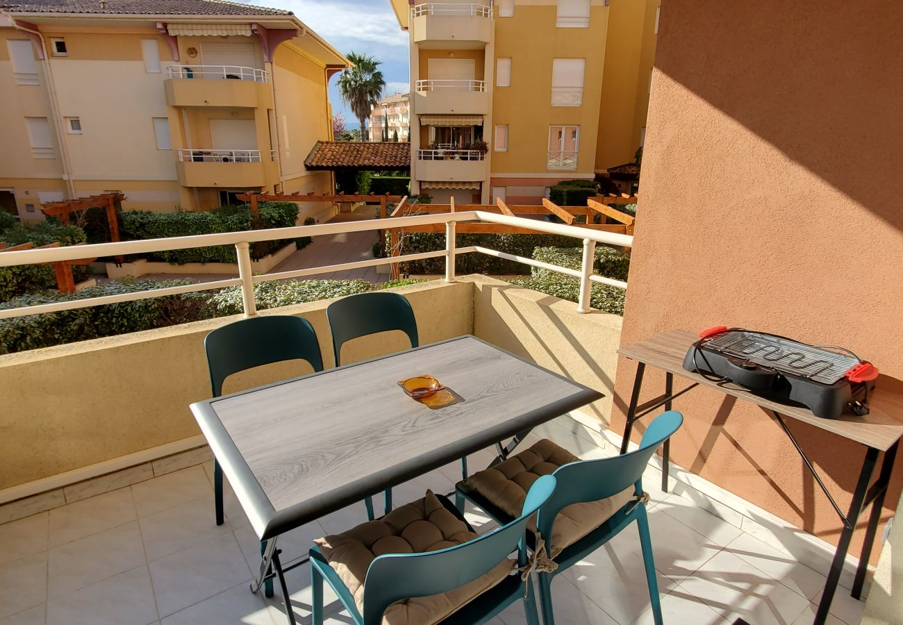 Studio in Fréjus - PORT Fréjus Les Rives Latines B, studio cabin 30m2, 2 adults, 2 children, air-conditioned balcony and closed box 100 m from the beach