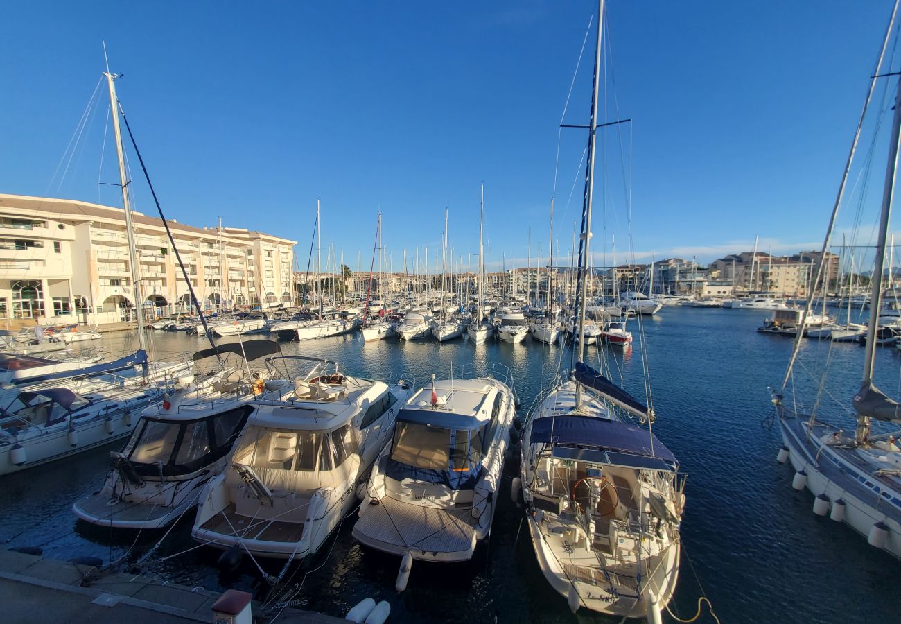Studio in Fréjus - PORT Fréjus Les Rives Latines B, studio cabin 30m2, 2 adults, 2 children, air-conditioned balcony and closed box 100 m from the beach