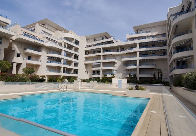 Apartment in Fréjus - Fréjus Plage, Le Sextant, Large T2 of 52m2, 3/4 people, swimming pool, large balcony, WIFIair-conditioned living room, 400m from the beach Apartment in Fréjus - Fréjus Plage, Le Sextant, Large T2 of 52m2, 3/4 people, swimming pool, large balcony, WIFIair-conditioned living room, 400m from the beach