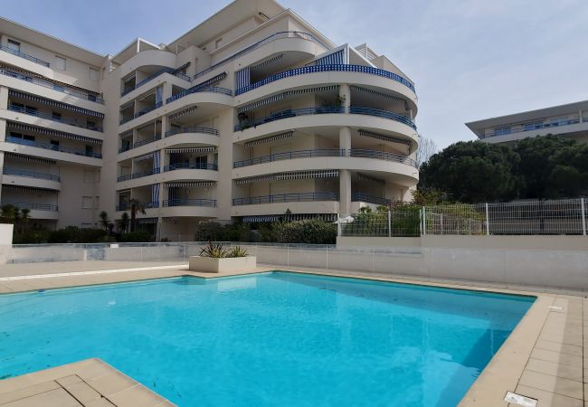 Apartment in Fréjus - Fréjus Plage, Le Sextant, Large T2 of 52m2, 3/4 people, swimming pool, large balcony, WIFIair-conditioned living room, 400m from the beach