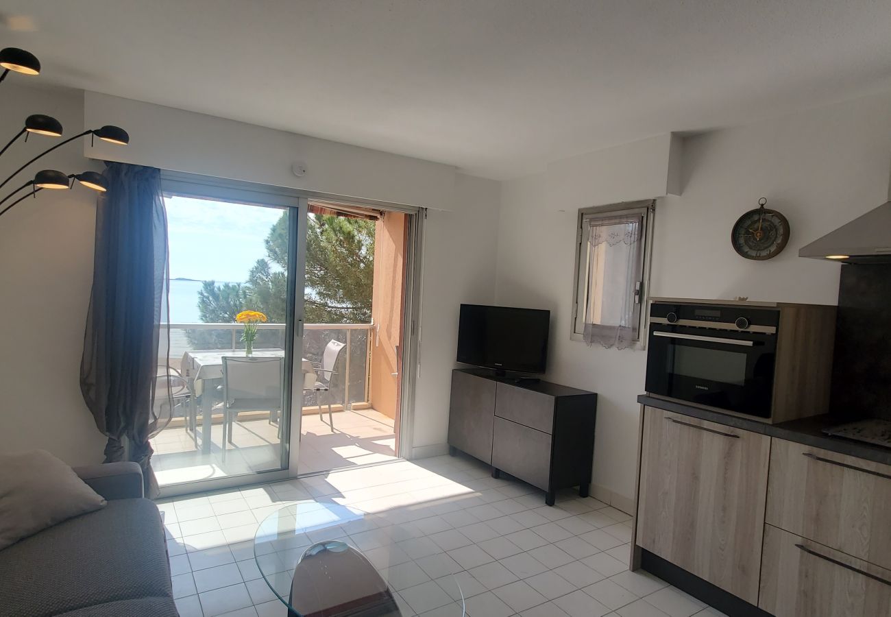 Studio in Fréjus - LE CAPITOLE Studio 27m2 air-conditioned sea view with balcony and secure private parking 30M walk from the beach and Port Fréjus