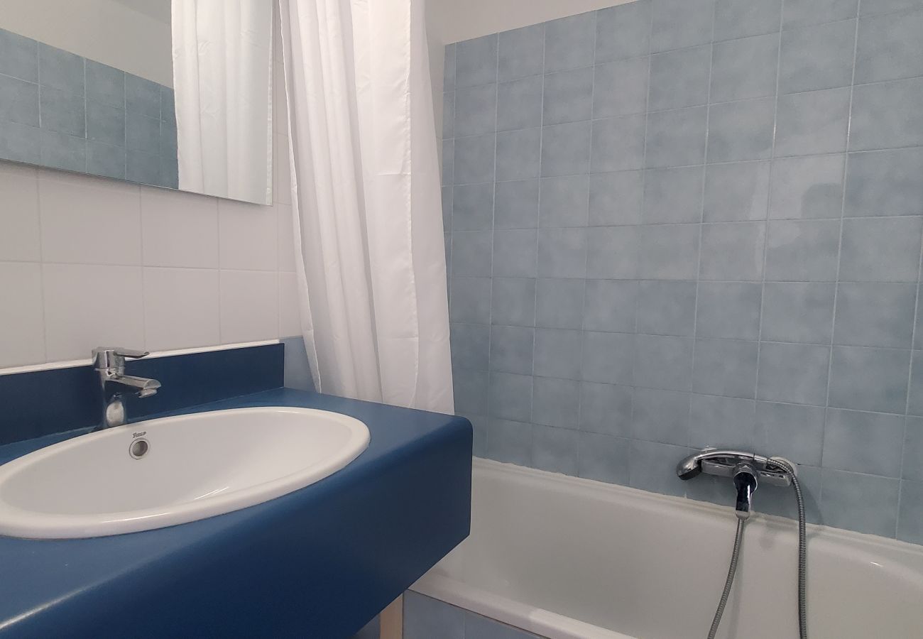 Studio in Fréjus - LE CAPITOLE Studio 27m2 air-conditioned sea view with balcony and secure private parking 30M walk from the beach and Port Fréjus